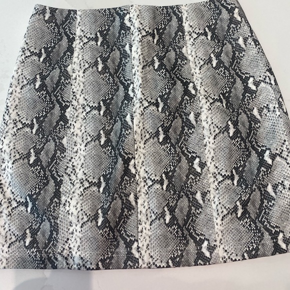 Fab’rik faux snake skin skirt. NWT - Picture 2 of 8